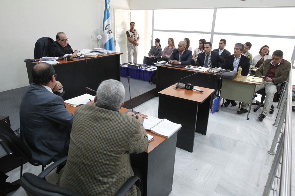 Juez décimo liga a proceso a seis implicados en fraude al seguro social. (Foto Prensa Libre: Paulo Raquec)
