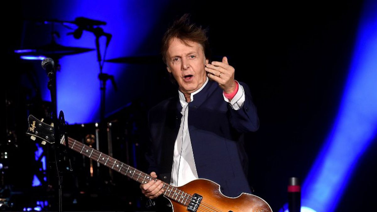 Paul McCartney es un cantautor, multinstrumentista, compositor y actor británico conocido por ser parte de la banda The Beatles.(Foto Prensa Libre: AFP).
