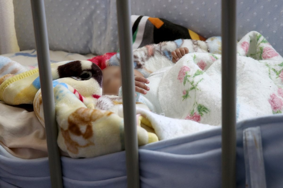 Un bebé que fue abandonado por sus padres duerme en una de las salas del Centro de Recuperación Nutricional de Huehuetenango. (Foto Prensa Libre: Mike Castillo)