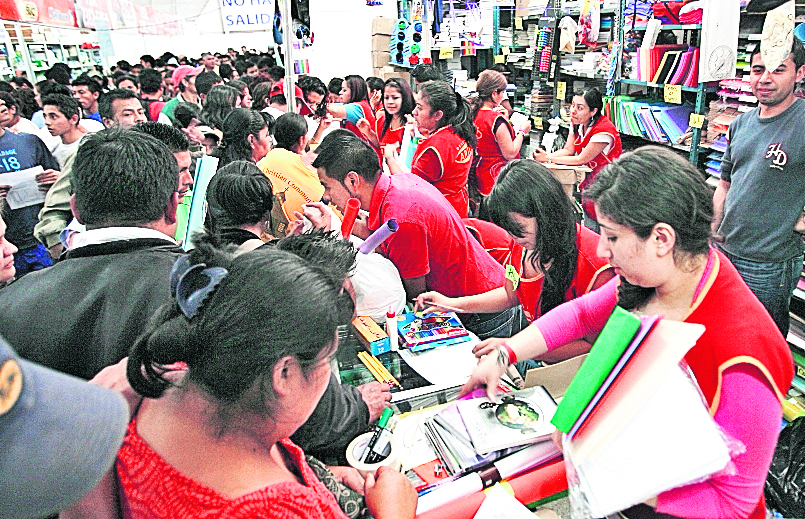 En la Feria Nacional Escolar los padres de familia pueden encontrar artículos a bajo precio. (Foto Prensa Libre: Hemeroteca PL)