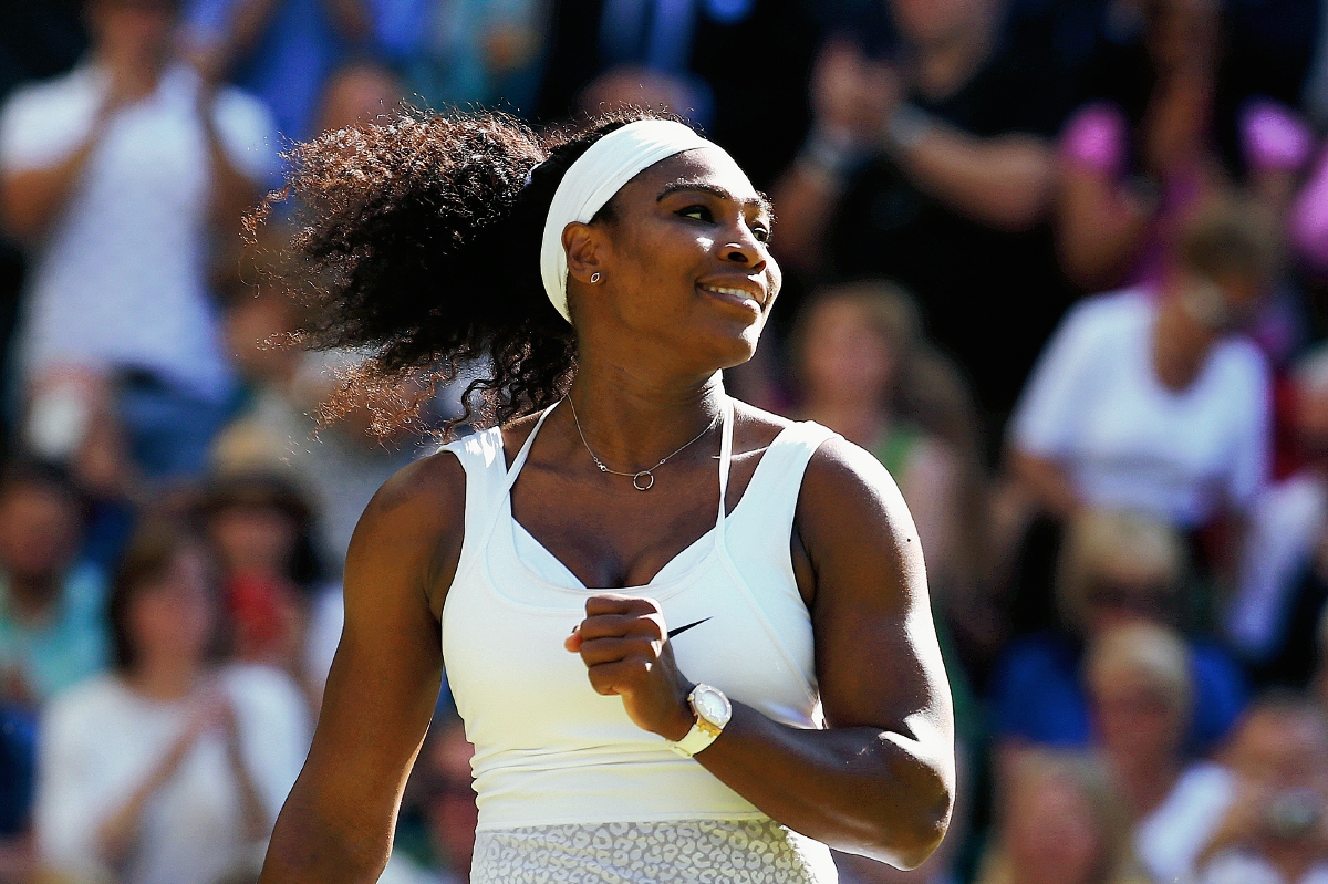 Serena Williams sonríe tras vencer a María Sharapova en las semifinales de Wimbledon. (Foto Prensa Libre: AP)