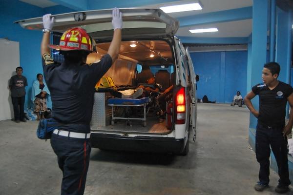 Los heridos fueron trasladados a la emergencia del Hospital Regional de Coatepeque. (Foto Prensa Libre: Aléxander Coyoy)
