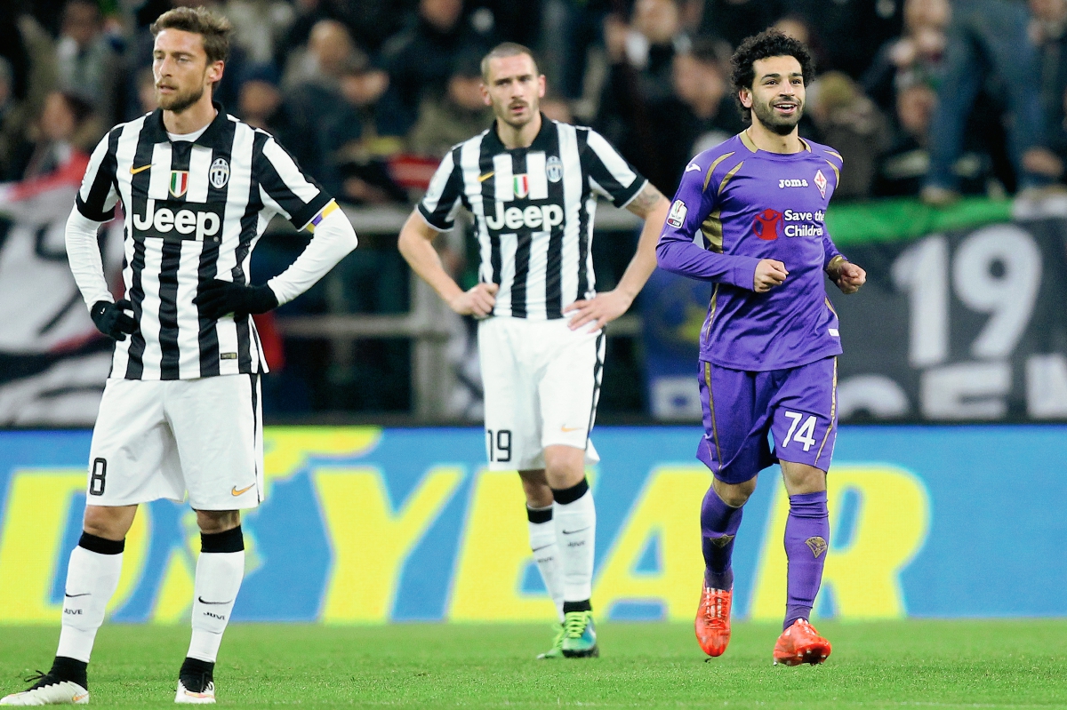 El egipcio Mohamed Salah de la Fiorentina celebra una de sus anotaciones ante el desconsuelo de los jugadores de la Juventus. (Foto Prensa Libre: AFP)