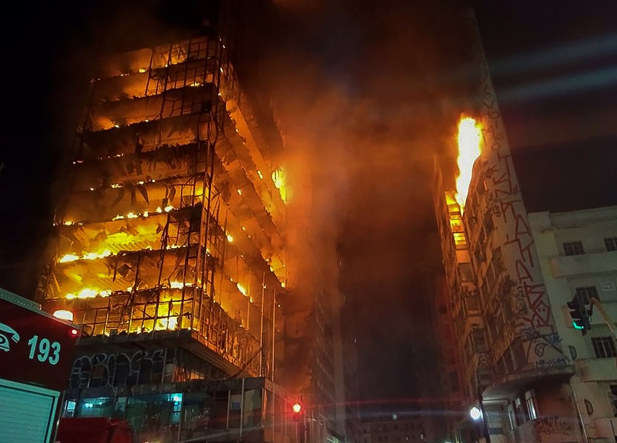 El incendio registrado esta madrugada provocó el colapso de un edificio de 24 niveles. (Foto Prensa Libre: AFP)