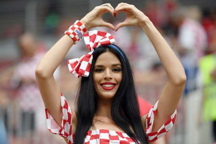 Una bella aficionada croata apoyó a su selección en el estadio Luzhniki.