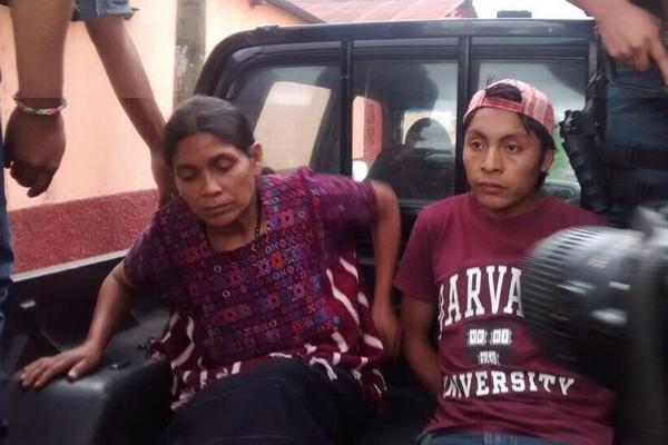 Petronila Carrillo Marroquín de Martín y Santos García Díaz, de 18 años son conducidos por la PNC luego de su captura. (Foto Prensa Libre: Mike Castillo)