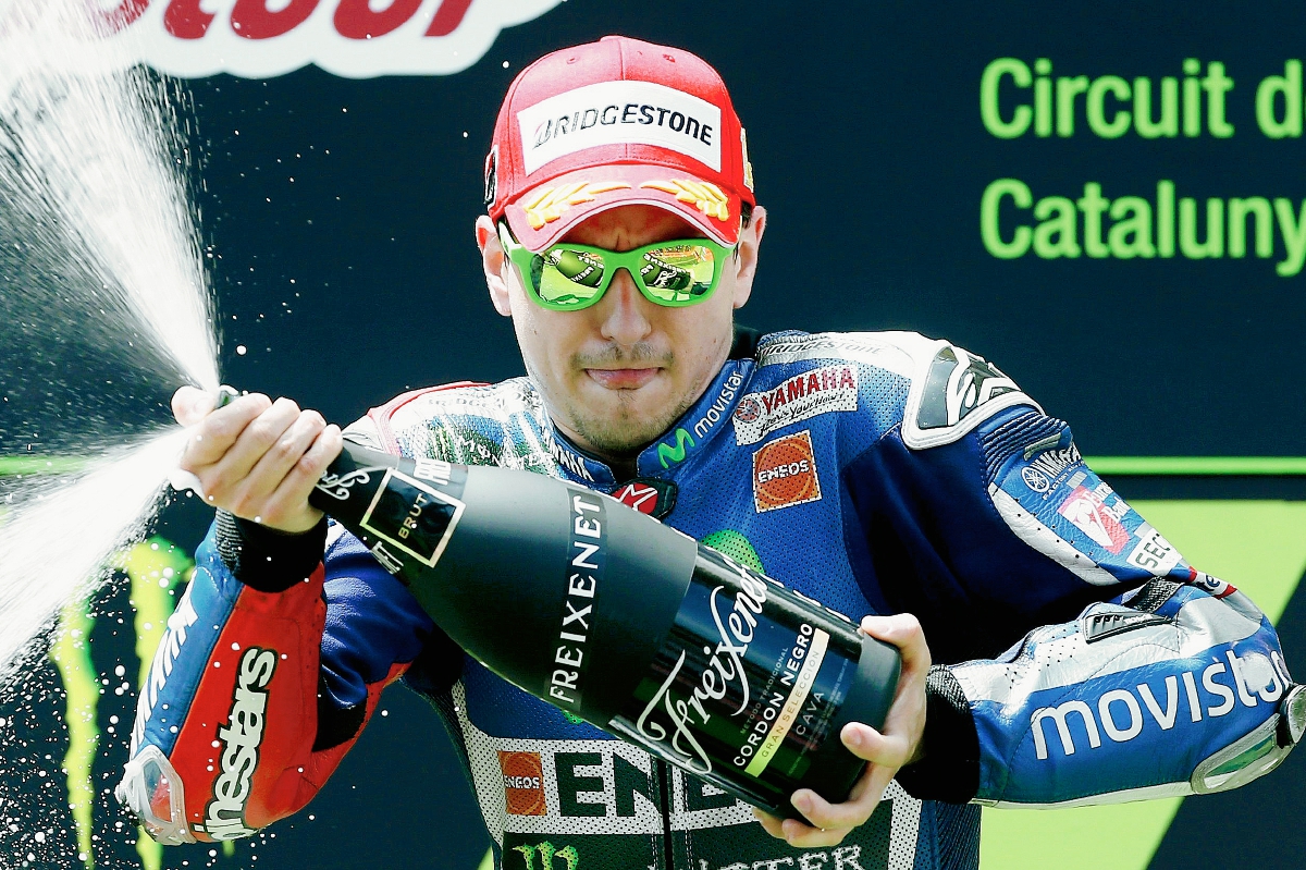 El piloto español de Yamaha, Jorge Lorenzo celebra su victoria en la prueba de MotoGP del Gran Premio de Cataluña. (Foto Prensa Libre: EFE)