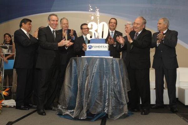 Directivos y  expresidentes de Fundesa celebran con un pastel el 30 aniversario de fundación de esa entidad. Foto Prensa Libre: Edwin Castro