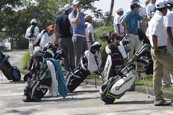 Los golfistas hicieron  ayer el entrenamiento oficial, en el Campo de Fuego Maya. (Foto Prensa Libre: Norvin Mendoza)