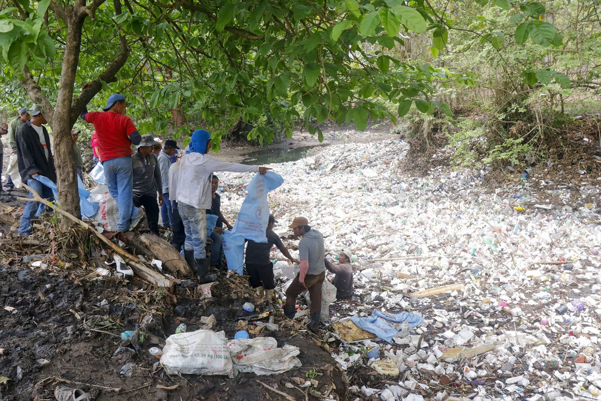 El río Bolas es el que más se contamina en Retalhuleu durante el invierno, ya que atraviesa el centro de la cabecera. (Foto Prensa Libre: Rolando Miranda)