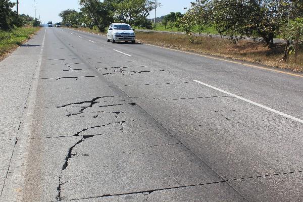 En  el kilómetro  70 se observan varios  baches que dañan los vehículos.