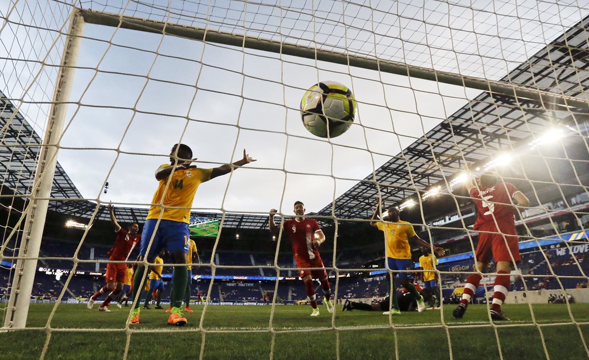 Canadá derrotó 4-2 a Guyana Francesa en el partido inaugural de la Copa Oro en Nueva Jersey. (Foto Prensa Libre: AP)