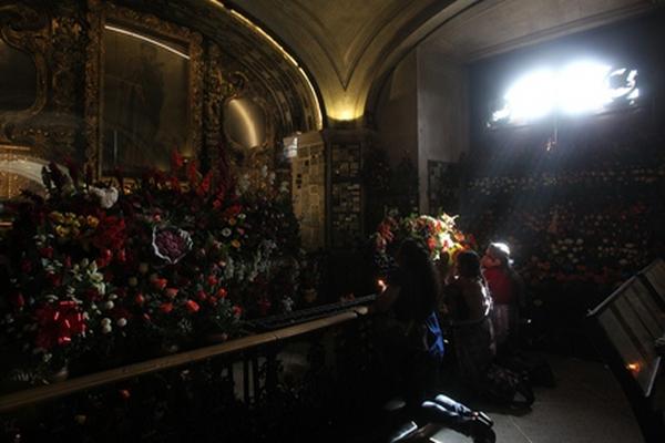 Devotos de San Judas Tadeo acuden cada miércoles a pedirle favores o agradecer su intercesión por los milagros concedidos. (Foto PrensaLibre: Paulo Raquec).