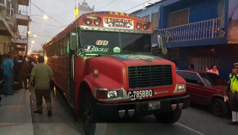 Bus donde se registró el ataque armado en la zona 5. (Foto Prensa Libre: Bomberos Municipales).
