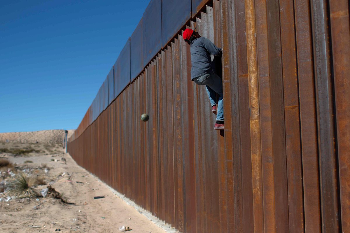 Autoridades de México advierten a los inmigrantes sobre el riesgo de las altas temperaturas en el desierto varios estados. (Foto Prensa Libre: EFE)