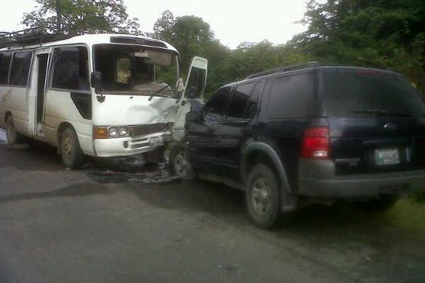 Microbús y camioneta agrícola que chocaron en el km 129 de la ruta al Atlántico, Río Hondo, Zacap. (Foto Prensa Libre: Érick de La Cruz)