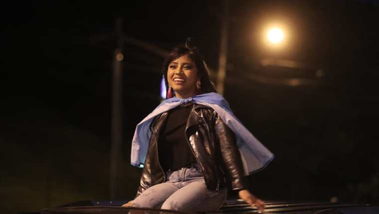 Paola Chuc se dirigió en una larga caravana de vehículos a un centro comercial, luego de arribar al país. (Foto Prensa Libre, Juan Diego González).
