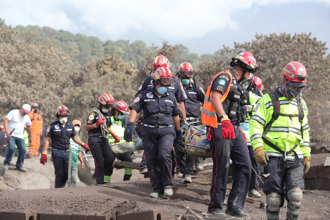 Los cuerpos de rescate continúan con la búsqueda de víctimas en la zona cero, antes de que se cumplan las 72 horas en las que se puede encontrar personas con vida.