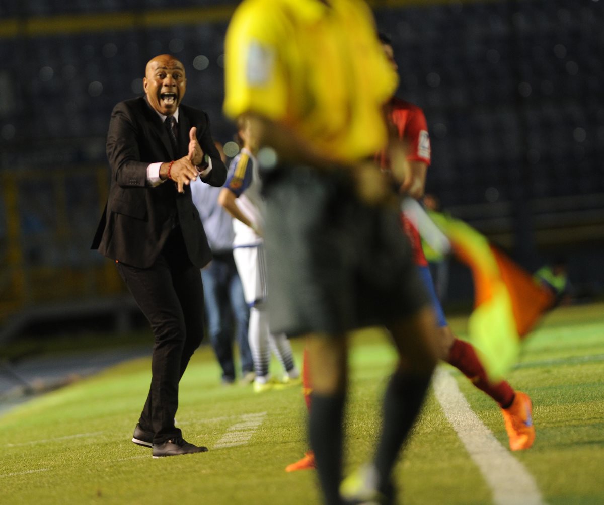 El técnico rojo, Mauricio Wright, sufrió durante todo el partido: gritó, protestó y deambuló de un lado a otro. El costarricense se sintió impotente. (Foto Prensa Libre: Óscar Felipe)