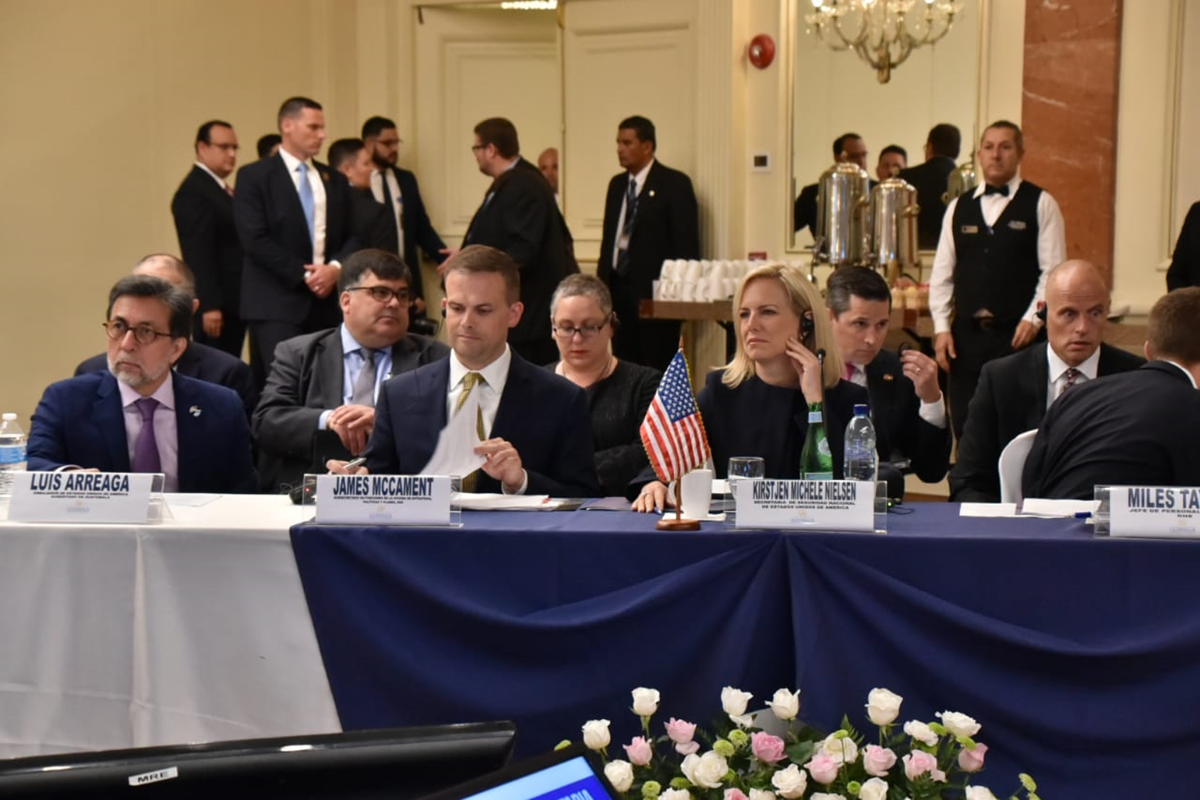 La comitiva que acompaña a Nielsen está conformada por al menos 24 funcionarios. (Foto Prensa Libre: Minex)