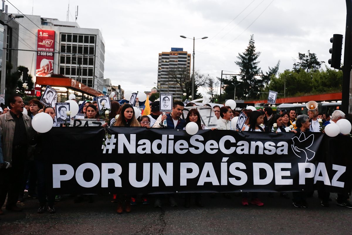 Amigos y colegas del equipo periodístico secuestrado en la frontera con Colombia participan en una marcha en Quito,Ecuador.(Foto Prensa Libre:EFE).