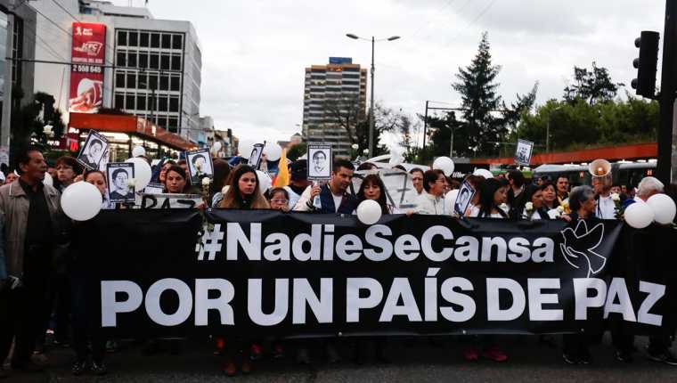 Amigos y colegas del equipo periodístico secuestrado en la frontera con Colombia participan en una marcha en Quito,Ecuador.(Foto Prensa Libre:EFE).
