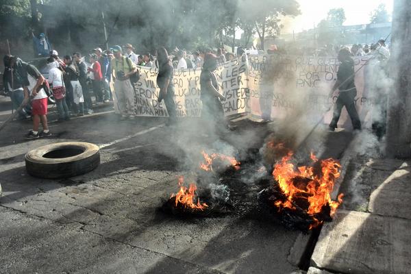 Manifestantes del asentamiento Linda Vista bloquean el paso vehicular en el Periférico. Foto Prensa Libre: Estuardo Paredes)