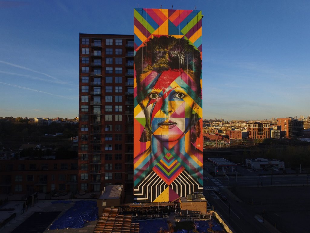 Un grafiti del artista brasileño Eduardo Kobra en Nueva Jersey, en el que retrata al fallecido músico británico David Bowie. (Foto Prensa Libre: EFE)