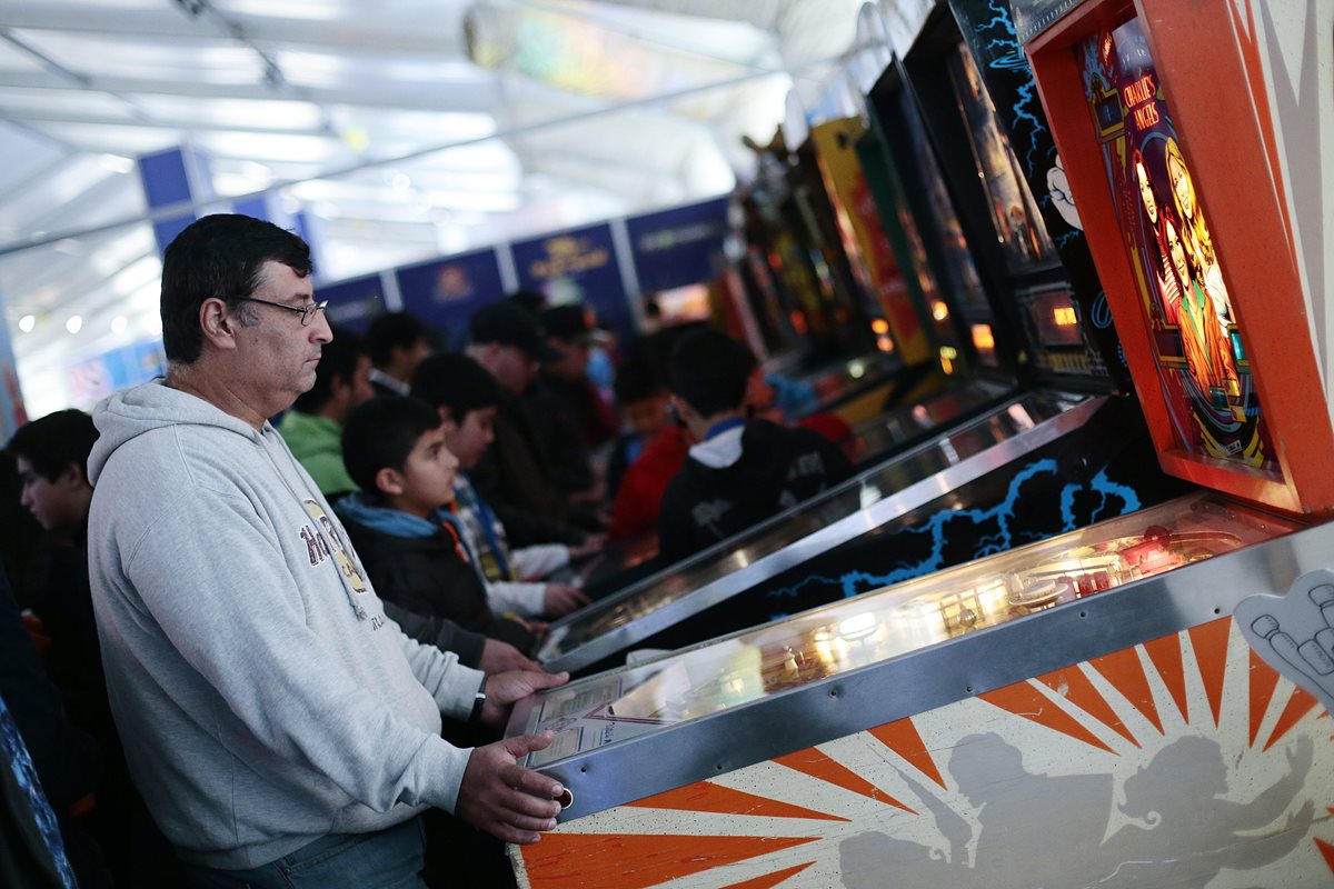 Decenas de jóvenes se divierten con lo ultimo en videojuegos en el Festigame en Santiago de Chile. (Foto Prensa Libre: EFE)