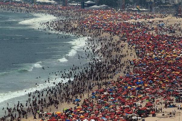 La playa de Copacabana, en Río de Janeito será el escenario para iniciar con las fiestas de Año Nuevo. (Foto Prensa Libre: EFE)