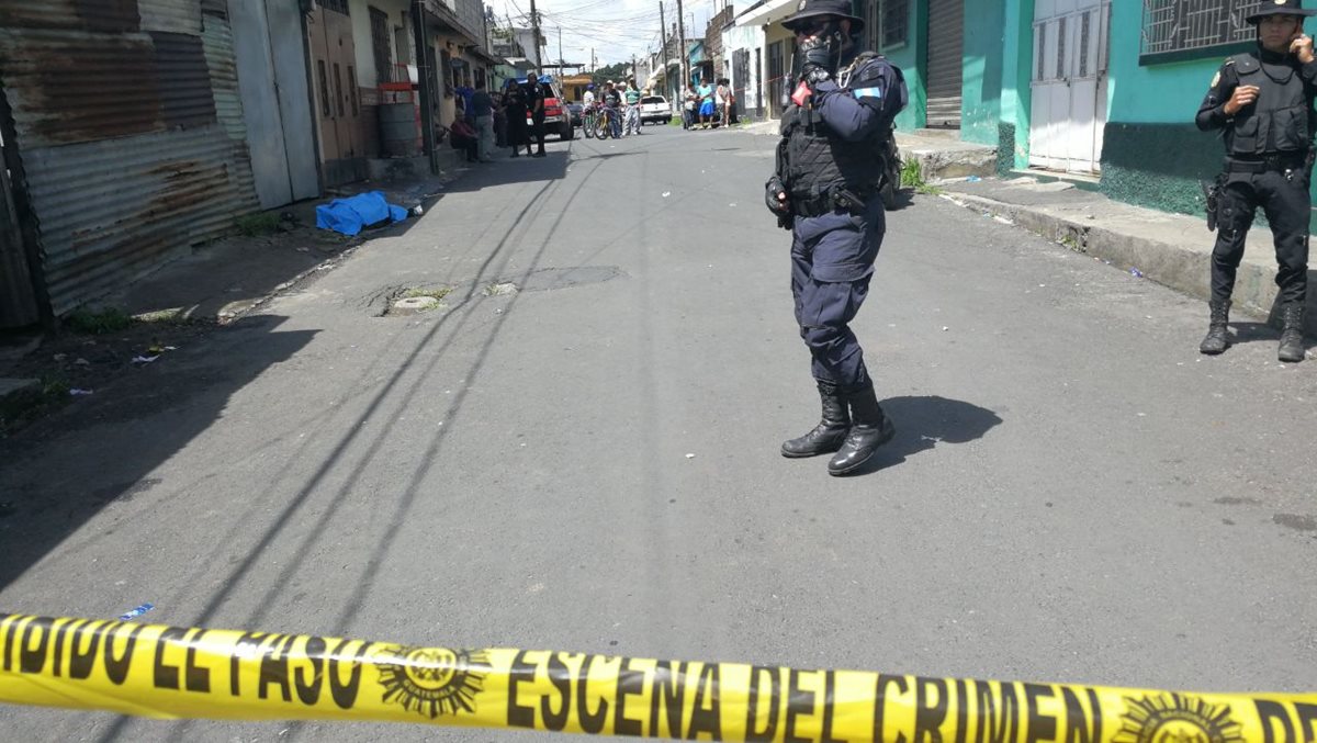 Un hombre murió luego de recibir 10 balazos en la zona 7 de Mixco. (Foto Prensa Libre: Érick Ávila)