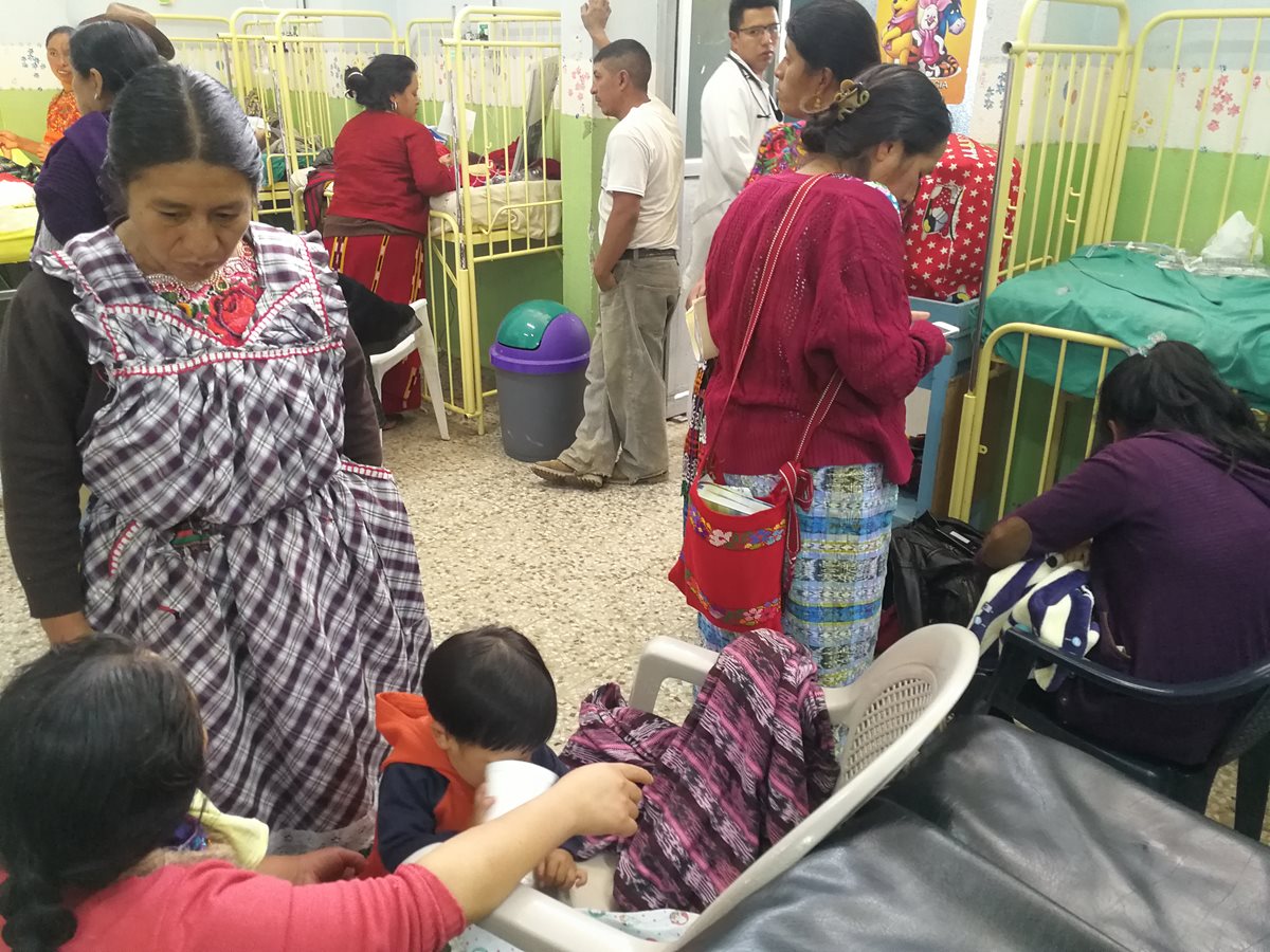 Los heridos fueron trasladados al Hospital Regional de Occidente. (Foto Prensa Libre: Fred Rivera)