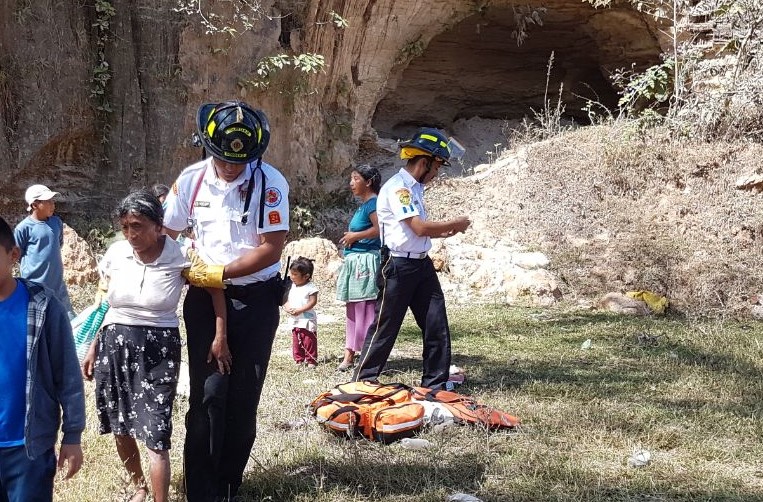 Bomberos auxilian a una de las mujeres que resultó herida al derrumbarse una cueva en Jalapa. (Foto Prensa Libre: Hugo Oliva).