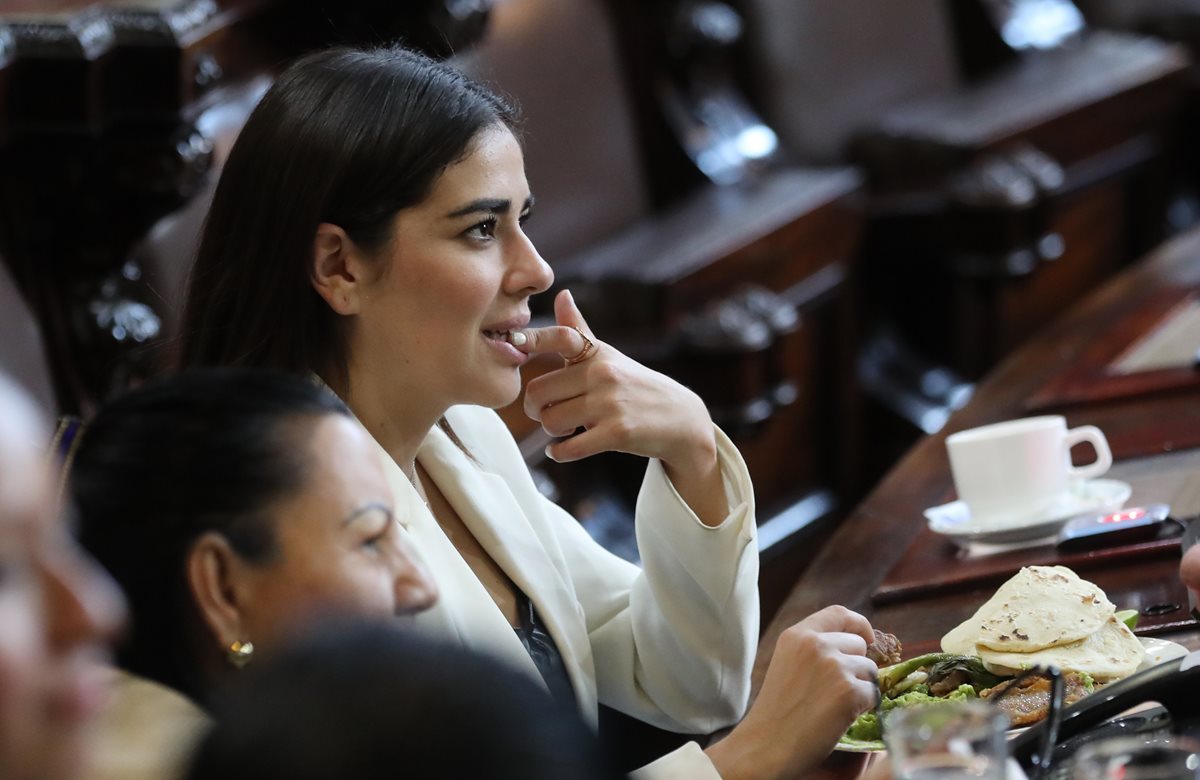 La diputada Patricia Sandoval degusta chicharrones dentro del pleno del Congreso de la República.