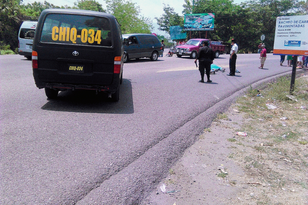 Autoridades resguardan el lugar en donde murió arrollado  un hombre, en Chiquimula. (Foto Prensa Libre: Edwin Paxtor)