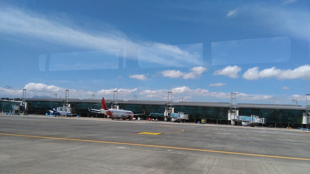 El Aeropuerto Internacional La Aurora tiene múltiples deficiencias y se deben reparar las pistas, los muelles de abordaje, el aire acondicionado. (Foto Prensa Libre: Rosa María Bolaños)