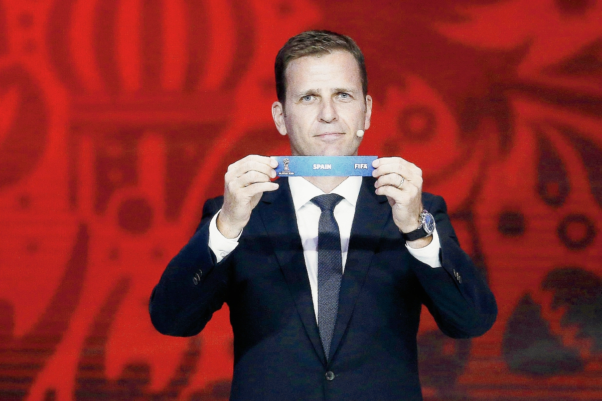 Oliver Bierhoff, de Alemania, durante el sorteo de la ronda clasificatoria al Mundial de Rusia 2018. (Foto Prensa Libre: EFE)
