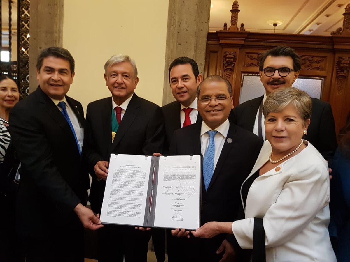 El documento fue firmado por el presidente de Guatemala, Jimmy Morales; de Honduras, Juan Orlando Hernández, el vicepresidente de El Salvador, Óscar Samuel Ortiz y el presidente de México, Andrés Manuel López Obrador. (Foto Prensa Libre: Cancillería)