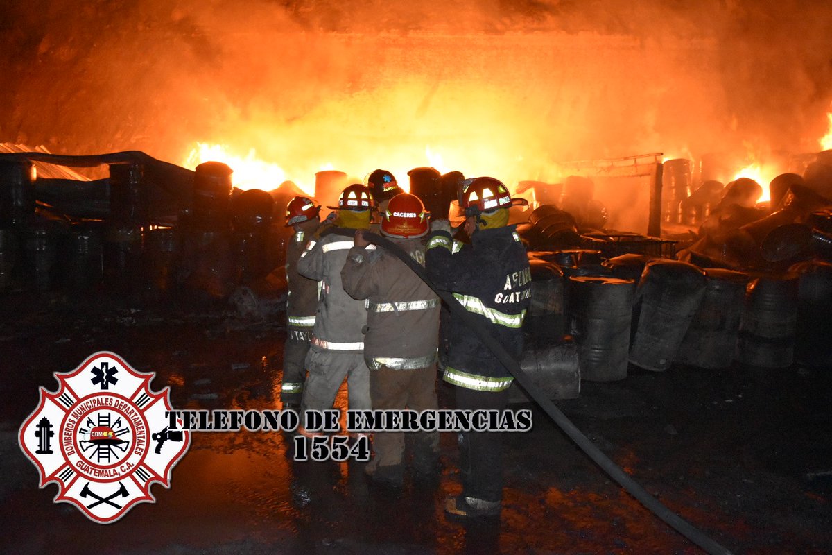Incendio en recicladora en ruta al Pacífico. (Foto Prensa Libre: Bomberos Municipales Departamentales)