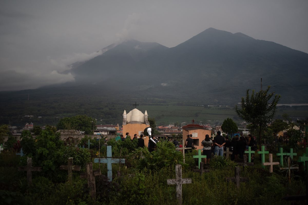 Pobladores asisten al entierro de varias de las víctimas del Volcán de Fuego en San Juan Alotenango, Guatemala. (Foto Prensa Libre: EFE)