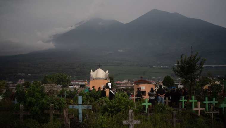 Pobladores asisten al entierro de varias de las víctimas del Volcán de Fuego en San Juan Alotenango, Guatemala. (Foto Prensa Libre: EFE)