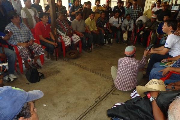 Autoridades de Santiago Atitlán y Chicacao dialogan para despejar dudas sobre proyecto.
