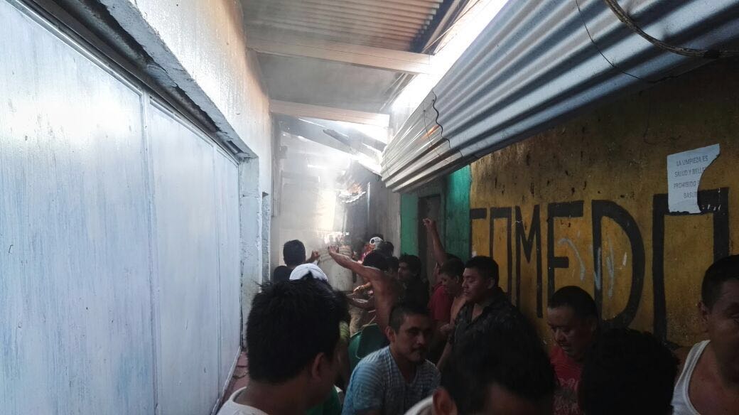 Vendedores del mercado La Terminal, en Santa Lucía Cotzumalguapa, ayudan a combatir incendio. (Foto Prensa Libre: Carlos E. Paredes)