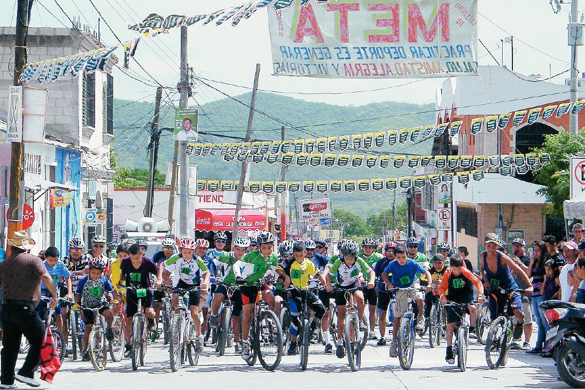 Ochenta jóvenes y adultos participaron en la tercera carreta Valle del Sare, en Sansare, El Progreso. (Foto Prensa Libre: Héctor Contreras)
