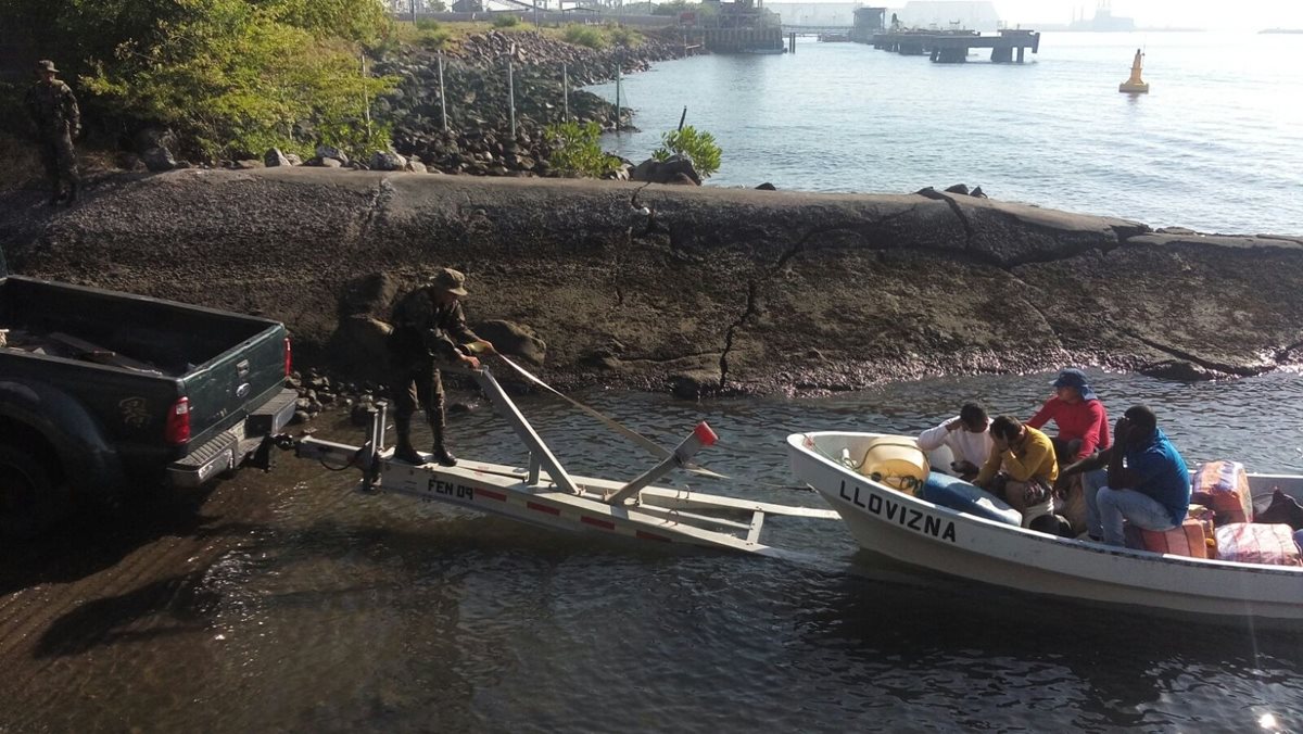 Lancha interceptada en Puerto San José, Escuintla, es remolcada por las fuerzas de seguridad. (Foto Prensa Libre: PNC)