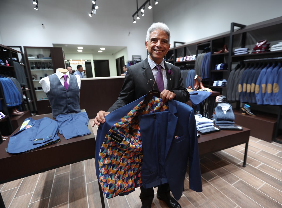 Roberto Morales, gerente general corporativo de  Emporium, muestra los sacos sublimados, la nueva tendencia en moda para caballeros. (Foto Prensa Libre: Fred  Rivera)