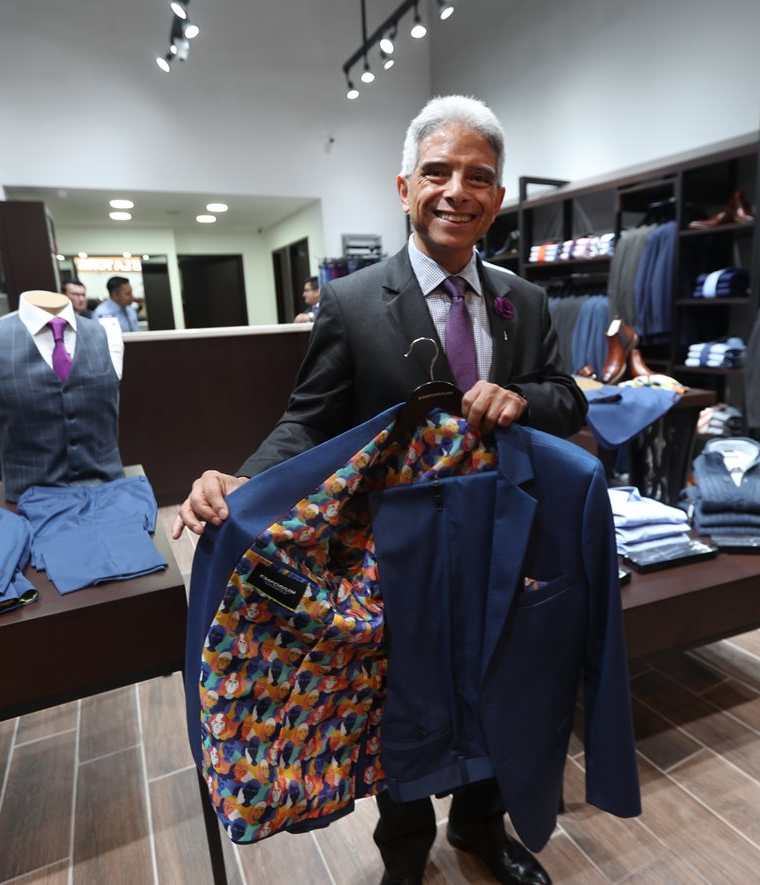 Roberto Morales, gerente general corporativo de  Emporium, muestra los sacos sublimados, la nueva tendencia en moda para caballeros. (Foto Prensa Libre: Fred  Rivera)