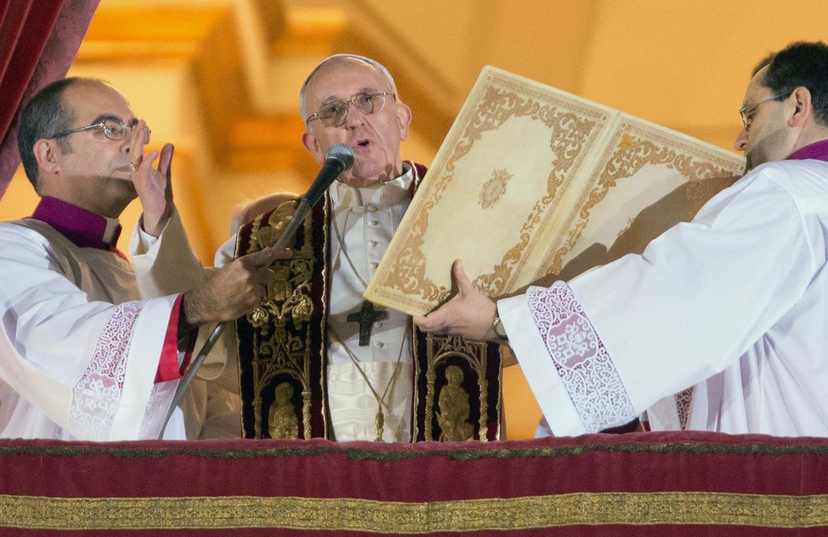 El Papa Francisco da su primera bendición a los fieles congregados en la Plaza de San Pedro del Vaticano el 13 de marzo de 2013. (Foto: EFE)