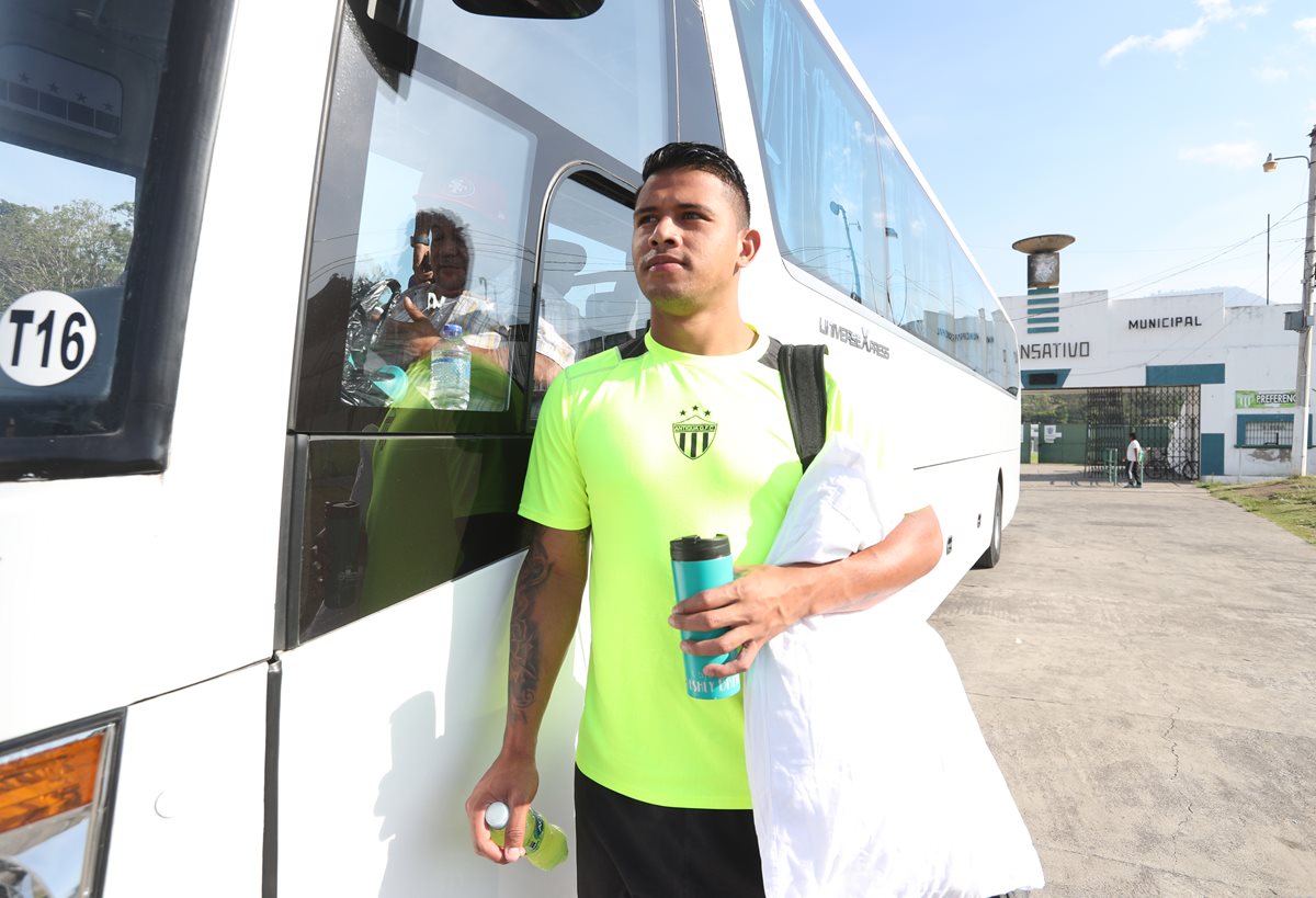 Alejandro Galindo aborda el bus en el que Antigua GFC se transportó a San Marcos para el partido contra el cuadro de Marquense. (Foro Prensa Libre: Francisco Sánchez)