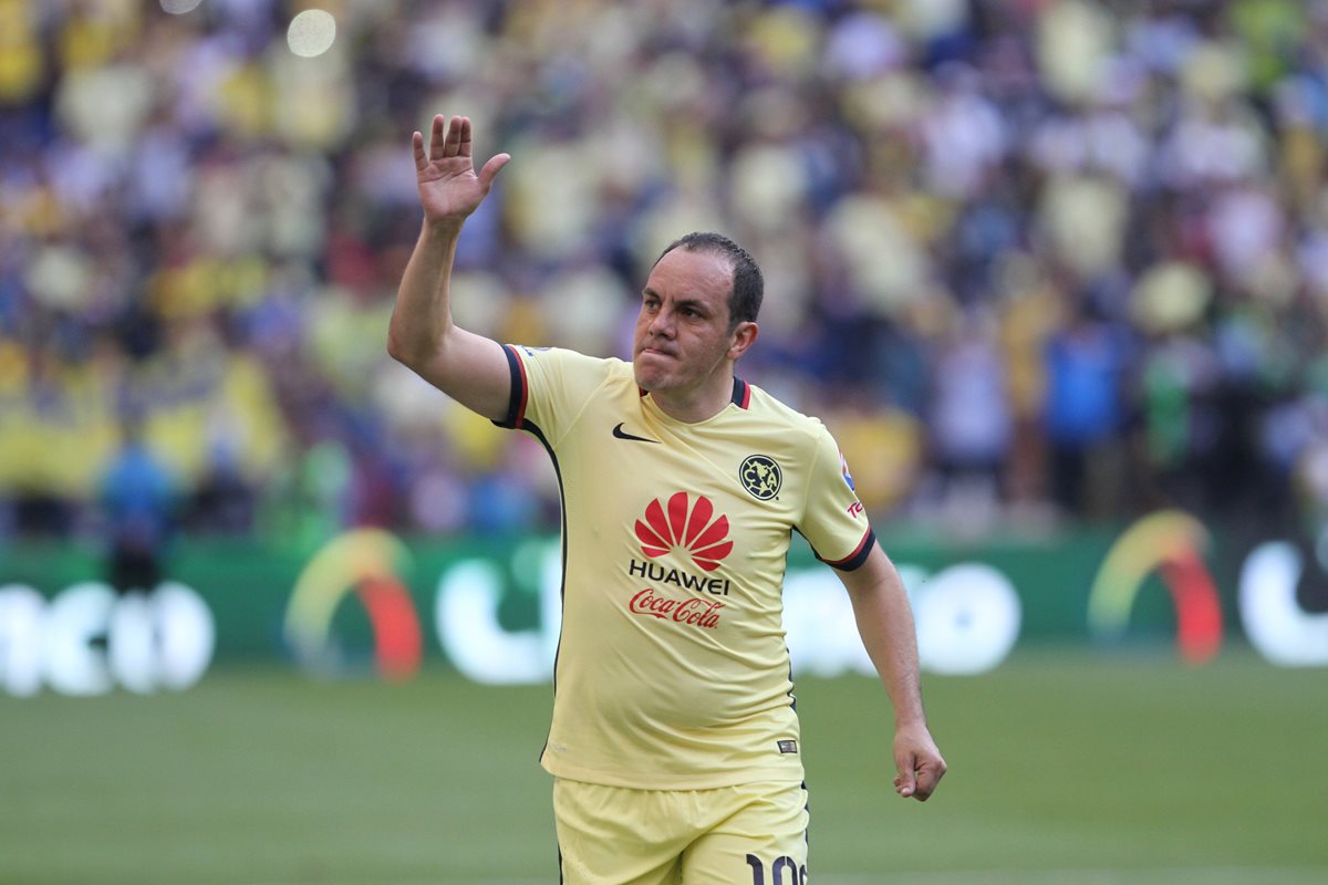 Cuauhtémoc se despide de la afición del América en el estadio Azteca. (Foto Prensa Libre: AP)